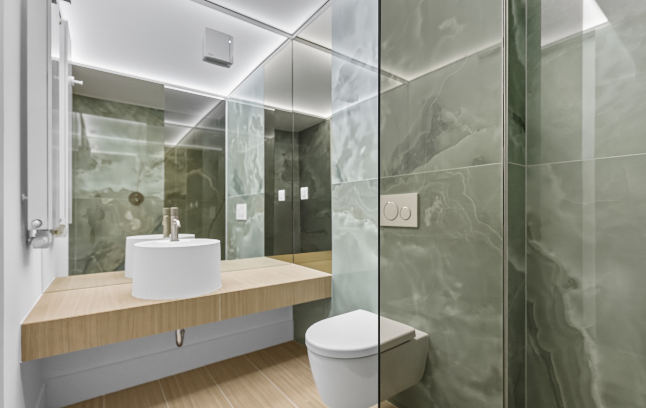 Green stone bathroom with mirrored walls